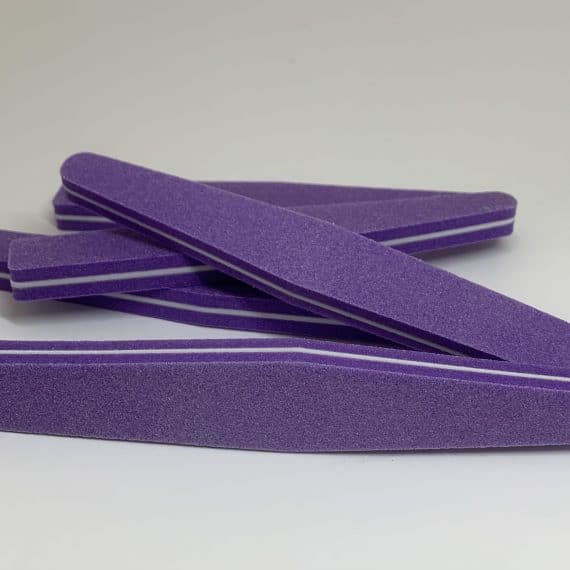 La lime bloc mauve de finition est parfaite pour obtenir une surface douce, lisse et uniforme sur l’ongle. 