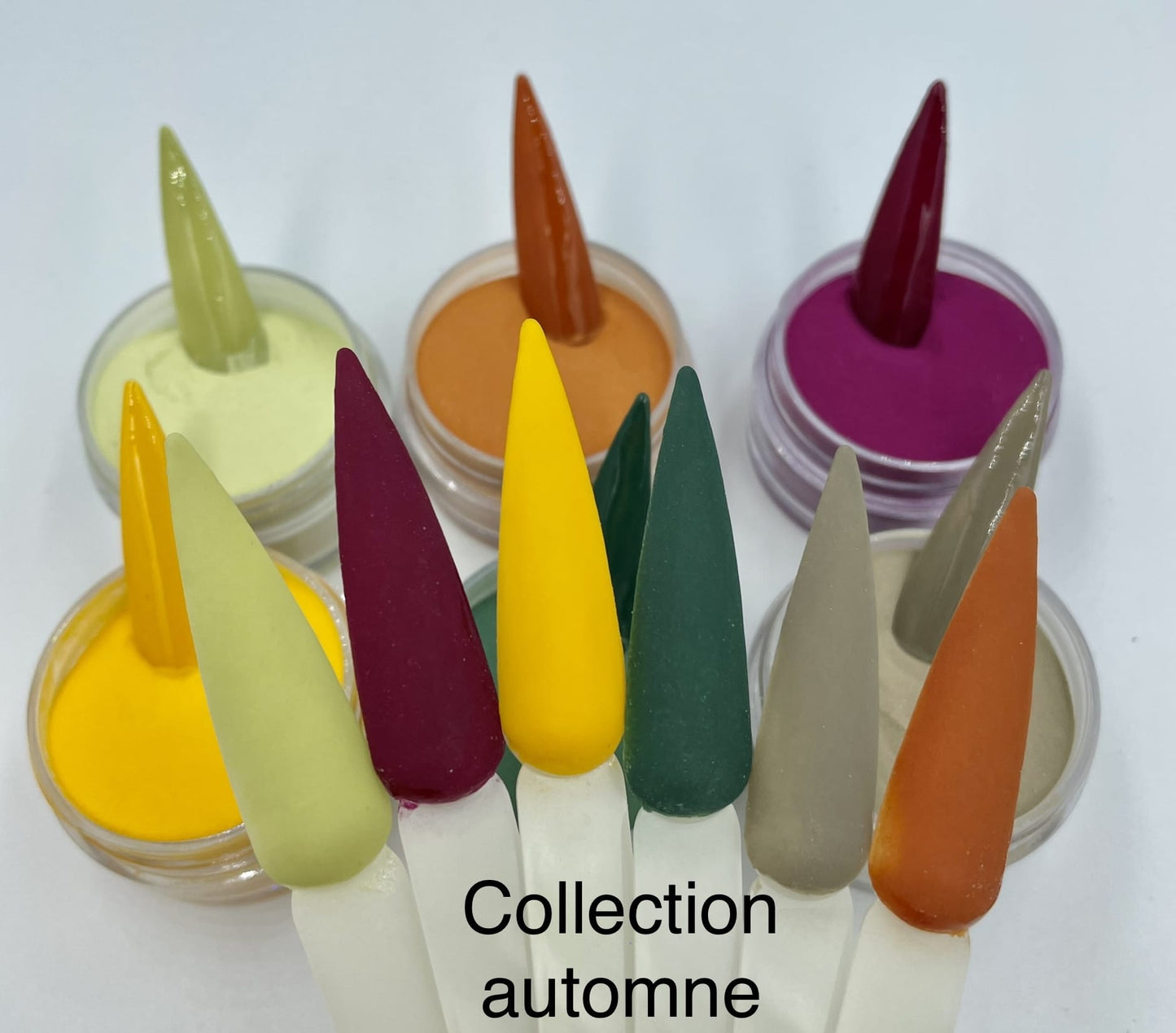 Apportez chaleur et élégance à vos manucures avec la nouvelle collection d’automne en résine &amp; poudre 🍁.&nbsp;Ces teintes intenses (6) et tendance sont faciles à travailler et idéales pour des créations 3D, incrustations ou overlays.