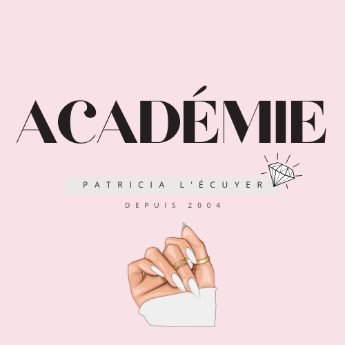 Logo de l’Académie Patricia L’Écuyer : mot ACADÉMIE en lettres noires élégantes, accompagné d’un diamant dessiné et d’une main avec manucure et bagues dorées. Fond rose pâle.