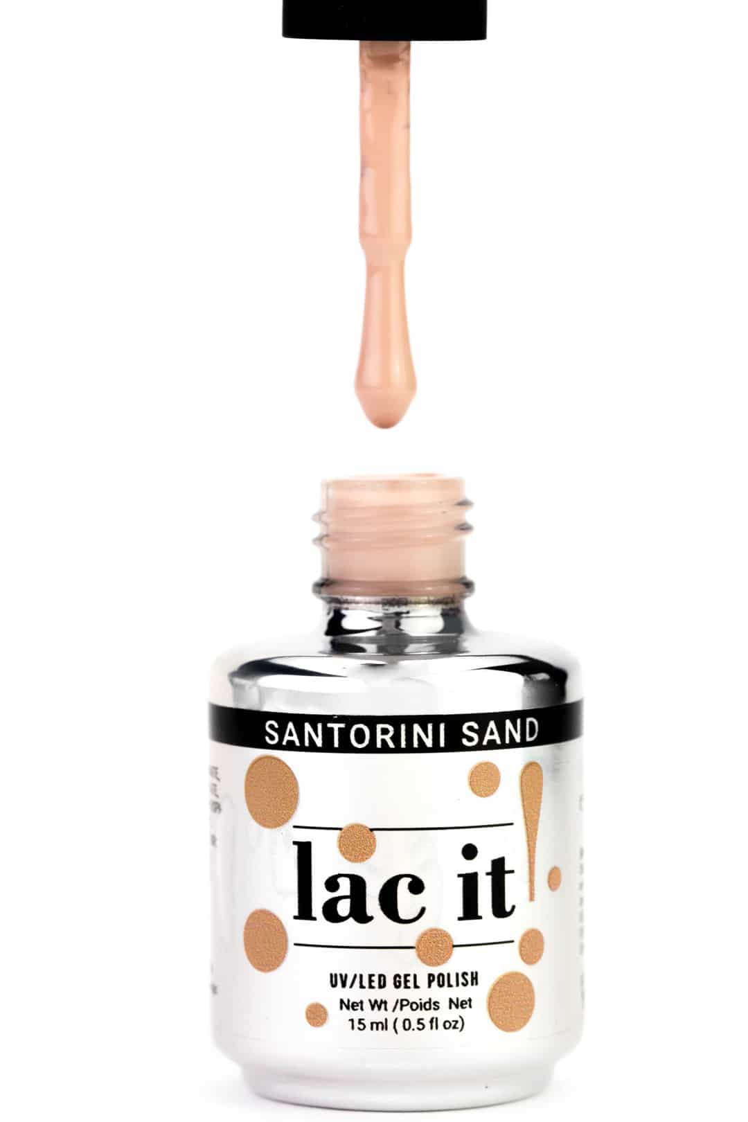 Ce vernis gel professionnel, disponible en plusieurs teintes tendances, s’applique facilement et assure une couleur intense sans écaillage jusqu’à 3 semaines. SANTORINI SAND
