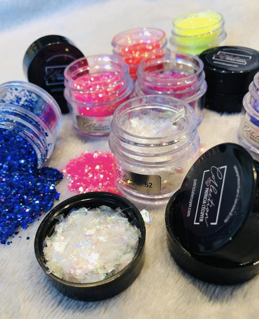 Sublimez vos créations avec nos paillettes de couleurs 10 ml, disponibles en 50 teintes éclatantes. Idéales pour donner de la profondeur, de la brillance et de l’originalité à vos poses, elles s’utilisent facilement avec gel, résine, poudre ou vernis semi-permanent.